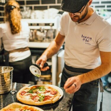 Chef préparant une pizza